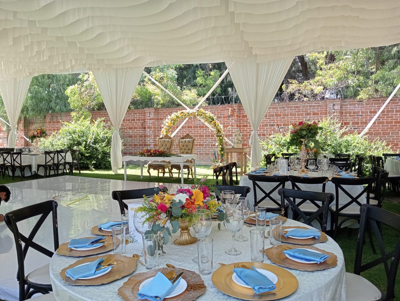 Mesa decorada en jardín