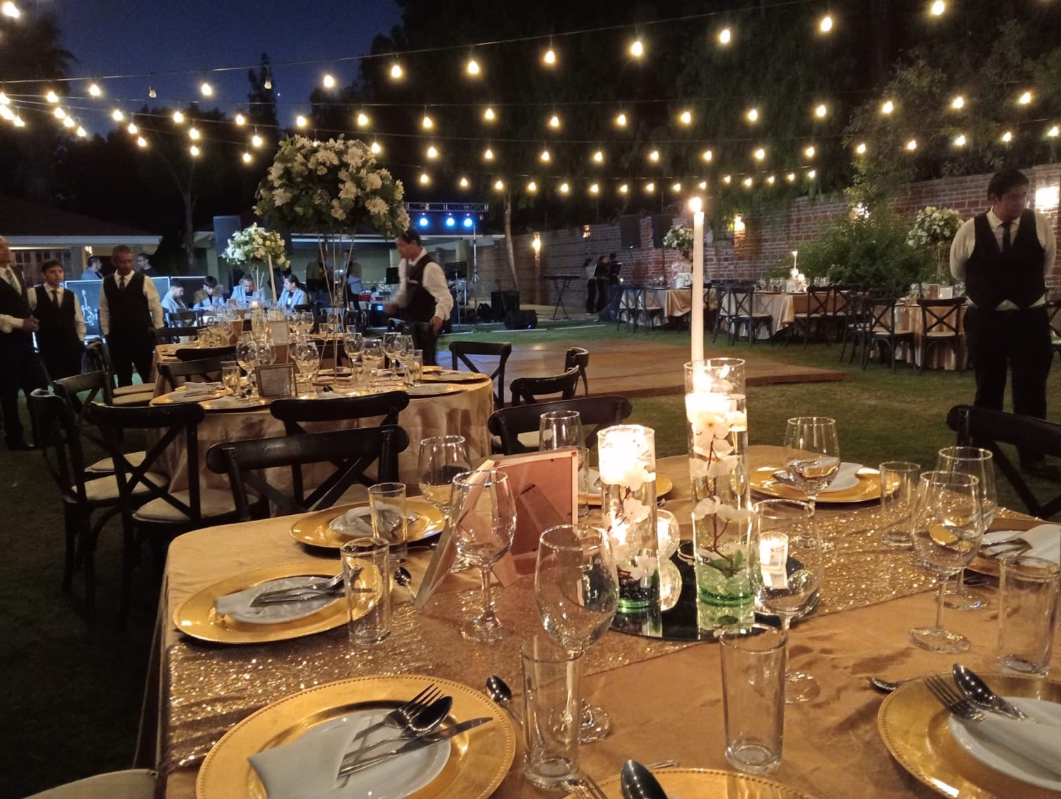 Mesa de evento por la noche