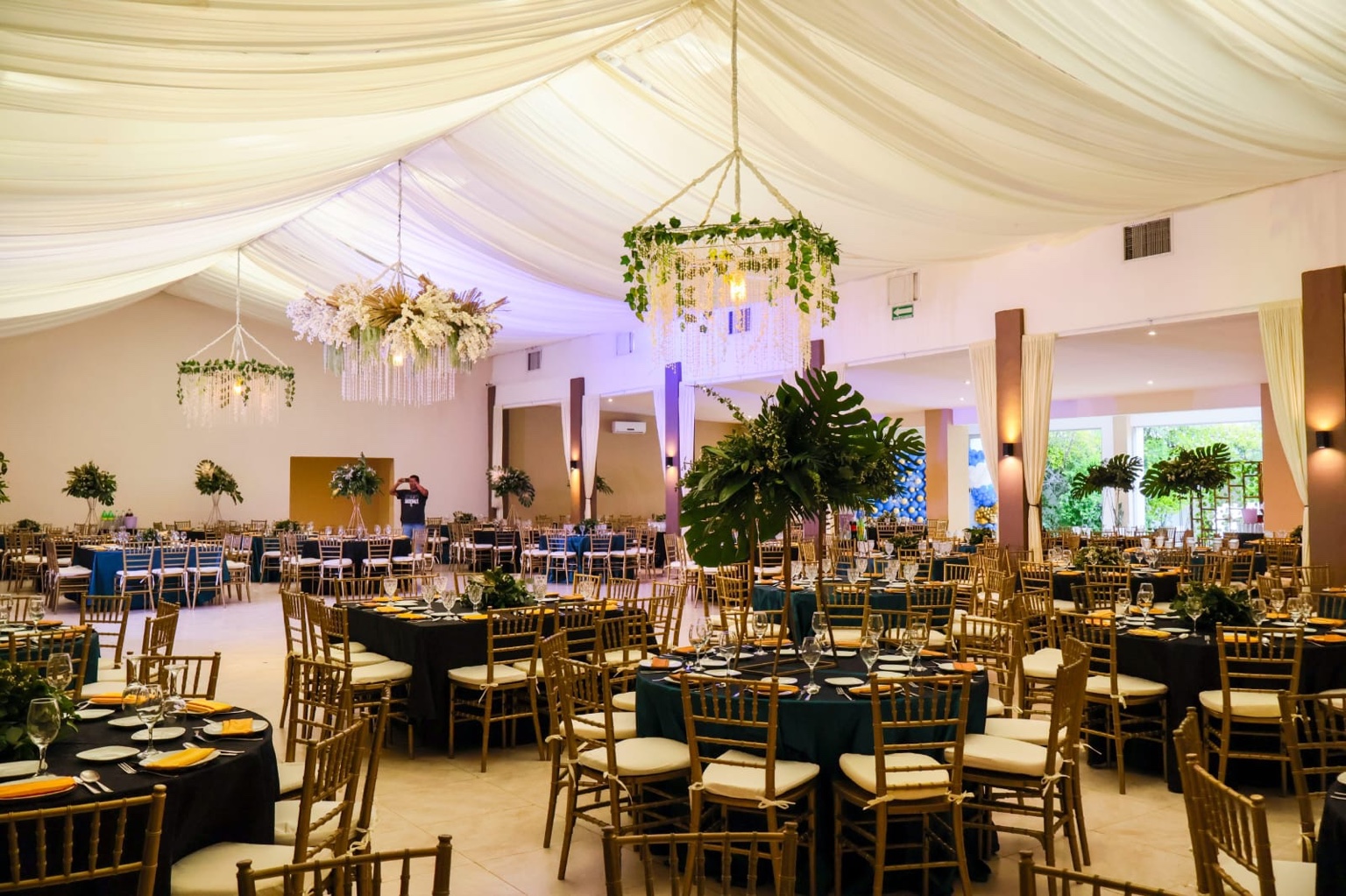 Salón con montaje elegante para evento